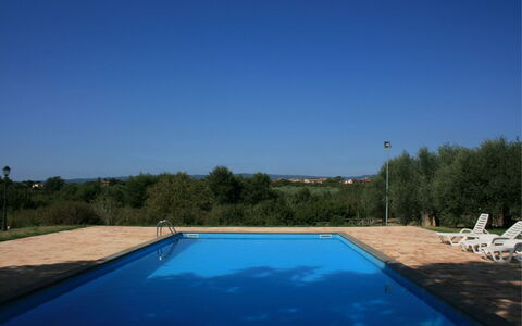 Villa Iris: Agua, Cielo, Los Recursos Hídricos, Azur, Piscina, Sombra, Rectángulo, El Terreno Del Lote, Madera, Barrio Residencial