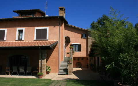 Villa Iris: Planta, Cielo, Edificio, Propiedad, Ventana, Casa, Escalera, Árbol, Cabaña, Barrio Residencial