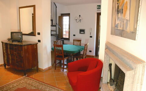 Villa Iris: Habitación, Propiedad, Edificio, Casa, Suelo, Mueble, Bienes Raíces, Diseño De Interiores, Departamento, Madera Dura