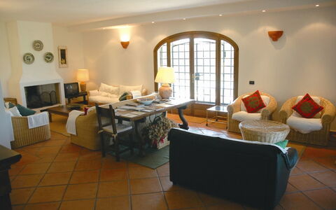 Villa Iris: Habitación, Propiedad, Sala, Edificio, Diseño De Interiores, Mueble, Suelo, Bienes Raíces, Casa, Mesa