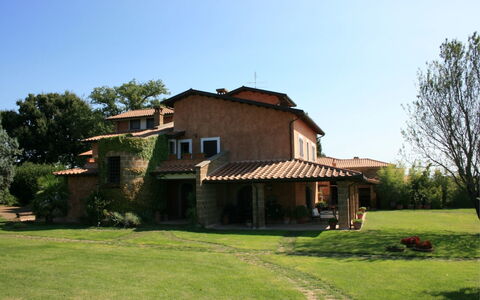 Villa Iris: Cielo, Planta, Edificio, Ventana, Árbol, Casa, Paisaje Natural, El Terreno Del Lote, Hierba, Cabaña
