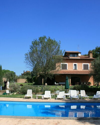Villa Iris: Cielo, Agua, Edificio, Planta, Propiedad, Ventana, Árbol, Casa, Piscina, El Terreno Del Lote