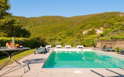 Casa la Primula: Agua, Planta, Cielo, Propiedad, Mueble, Edificio, Piscina, Árbol, Mueble Para Exteriores, Hierba