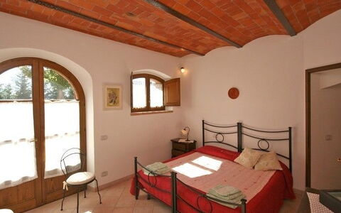 Pienza: Habitación, Habitación, Propiedad, Cama, Edificio, Mueble, Techo, Diseño De Interiores, Casa, Sábana