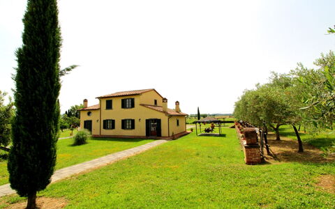 Podere Marcigliano: Cielo, Planta, Propiedad, Edificio, Naturaleza, Ventana, El Terreno Del Lote, Árbol, Casa, Hierba