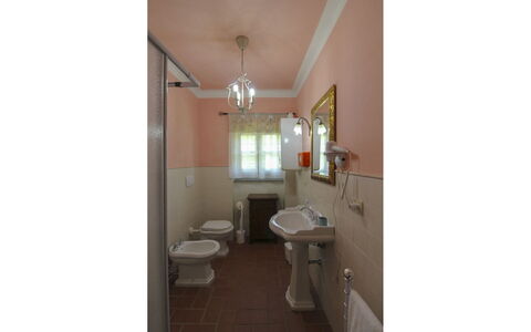 Podere Marcigliano: Arreglo De Tubería, Piso, Diseño De Interiores, Lavabo Del Baño, Suelo, Lavabo, Baño, Plomería, Grifo, Baño