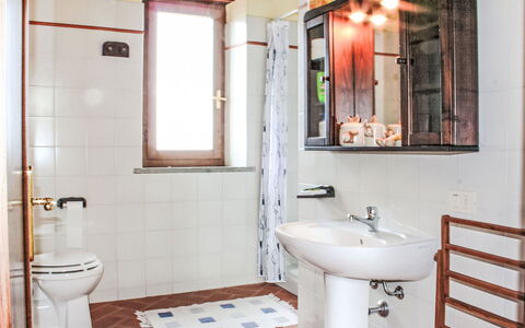 Casalini: Asiento Del Baño, Baño, Arreglo De Tubería, Lavabo Del Baño, Piso, Baño, Diseño De Interiores, Suelo, Lavabo, Plomería