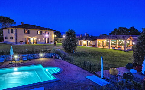 Podere Sant'angelo: Propiedad, Encendiendo, Casa, Inmuebles, Casa, Piscina, Bienes Raíces, Edificio, La Iluminación Del Paisaje, Mansión