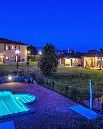 Podere Sant'angelo: Propiedad, Encendiendo, Casa, Inmuebles, Casa, Piscina, Bienes Raíces, Edificio, La Iluminación Del Paisaje, Mansión
