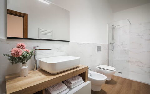 Villa Giare: Baño, Piso, Diseño De Interiores, Arreglo De Tubería, Pared, Suelo, Lavabo Del Baño, Lavabo, Espejo, Grifo
