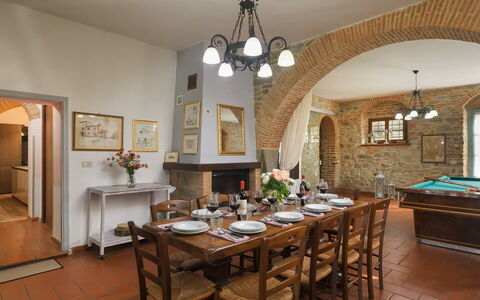 Villa Giare: Mueble, Diseño De Interiores, Pared, Mesa, Silla, Techo, Comedor, Cocina Y Comedor Mesa, Madera, Piso
