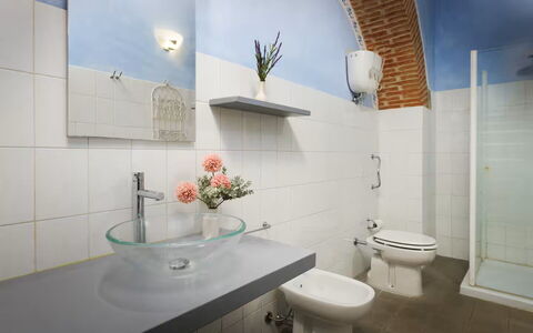 Villa Giare: Piso, Arreglo De Tubería, Diseño De Interiores, Suelo, Plomería, Lavabo, Grifo, Baño, Loseta, Habitación
