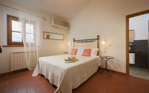 Villa Giare: Mueble, Diseño De Interiores, Pared, Cama, Suelo, Piso, Habitación, Techo, Madera, Habitación
