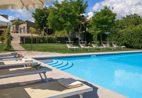 Villa Giare: Piscina, Mueble Para Exteriores, Sunlounger, Mueble, Recurso, Paraguas, Thermae, Eco Hotel, Silla, Sombra