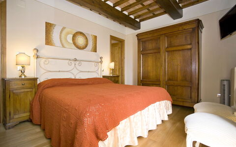 Nel Guasto: Habitación, Cama, Habitación, Mueble, Propiedad, Sábana, Diseño De Interiores, Marco De La Cama, Edificio, Techo