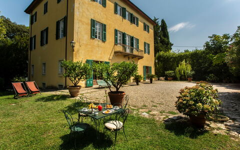 Villa Pedone: Cielo, Planta, Edificio, Propiedad, Ventana, Árbol, El Terreno Del Lote, Hierba, Casa, Paisaje Natural