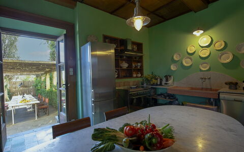 Villa Pedone: Propiedad, Mueble, Mesa, Comida, Planta, Vajilla, Madera, Sofá, Diseño De Interiores, Sala