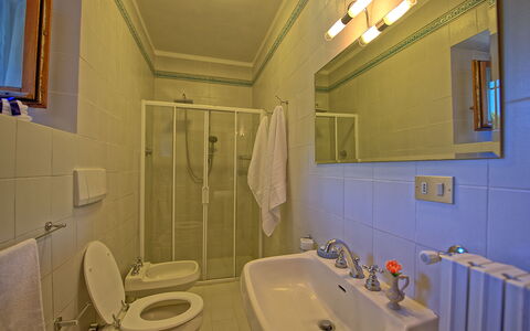 Villa Crispinino: Baño, Habitación, Propiedad, Baño, Arreglo De Tubería, Pared, Accesorio De Baño, Lavabo Del Baño, Diseño De Interiores, Edificio