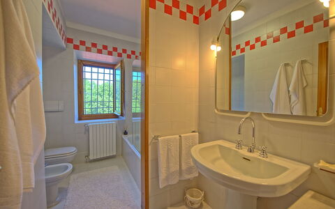 Villa Crispinino: Baño, Habitación, Propiedad, Diseño De Interiores, Edificio, Bienes Raíces, Casa, Suelo, Arquitectura, Techo