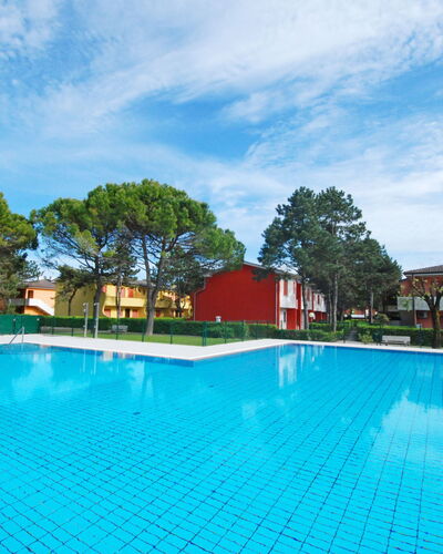 Villaggio Azzurro: Agua, Cielo, Nube, Planta, Propiedad, Piscina, Azul, Árbol, Edificio, Cuerpo De Agua