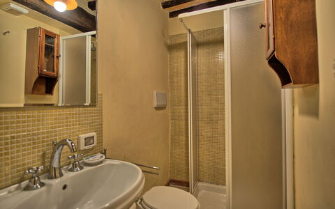 Cerretalta: Baño, Habitación, Propiedad, Diseño De Interiores, Loseta, Arreglo De Tubería, Bienes Raíces, Edificio, Casa, Arquitectura