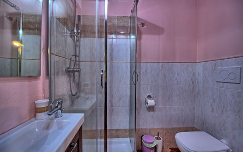 Cerretalta: Baño, Habitación, Propiedad, Rosado, Púrpura, Arreglo De Tubería, Diseño De Interiores, Arquitectura, Casa, Bienes Raíces