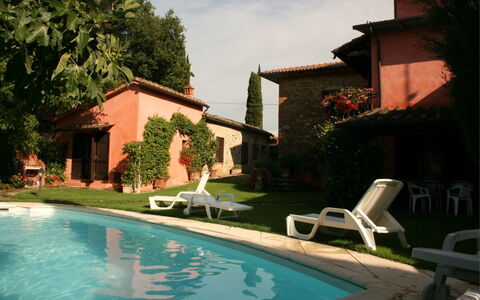 Casa Rosada: Agua, Planta, Edificio, Propiedad, Cielo, Nube, Piscina, Azur, Árbol, Ventana