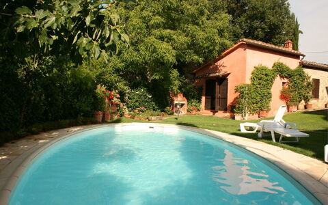 Casa Rosada: Agua, Planta, Propiedad, Edificio, Verde, Azur, Árbol, Piscina, Sombra, Cuerpo De Agua