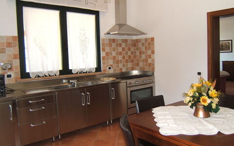 Villa Giulia Follonica: Habitación, Mueble, Propiedad, Mostrador, Gabinetes, Diseño De Interiores, Cocina, Edificio, Suelo, Loseta