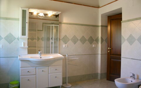 Casa Antica: Baño, Habitación, Propiedad, Loseta, Diseño De Interiores, Edificio, Mueble De Baño, Bienes Raíces, Arquitectura, Suelo