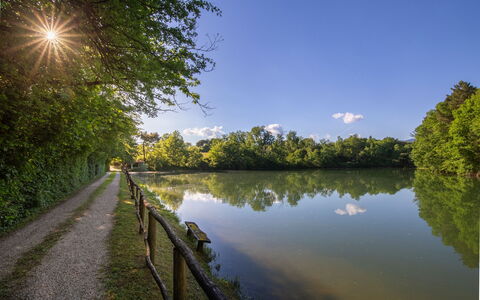 Villa Sant' Angelo: Agua, Cuerpo De Agua, Verde, Naturaleza, Los Recursos Hídricos, Entorno Natural, Paisaje Natural, Corriente De Agua, Camino Acuático, Banco