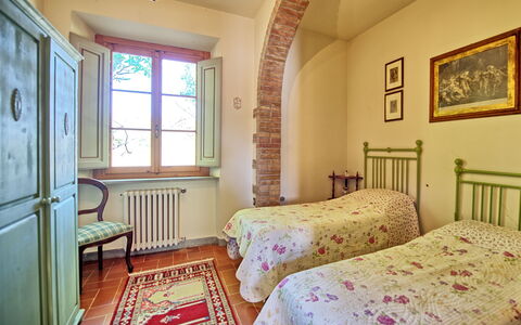 Casale Ambra: Habitación, Habitación, Propiedad, Mueble, Cama, Sábana, Diseño De Interiores, Edificio, Marco De La Cama, Suelo