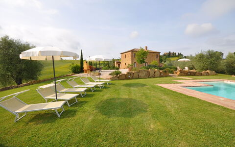 Villa Gaeta: Propiedad, Hierba, Piscina, Césped, Bienes Raíces, El Terreno Del Lote, Casa, Inmuebles, Edificio, Barrio Residencial