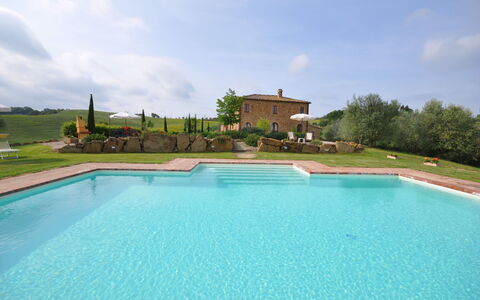 Villa Gaeta: Piscina, Propiedad, Bienes Raíces, Casa, Agua, Villa, Edificio, Ocio, Inmuebles, Hierba