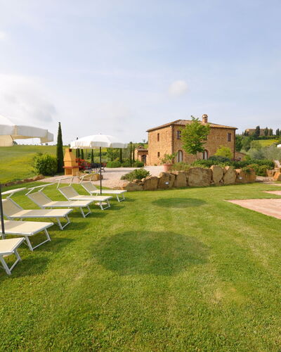 Villa Gaeta: Propiedad, Hierba, Piscina, Césped, Bienes Raíces, El Terreno Del Lote, Casa, Inmuebles, Edificio, Barrio Residencial