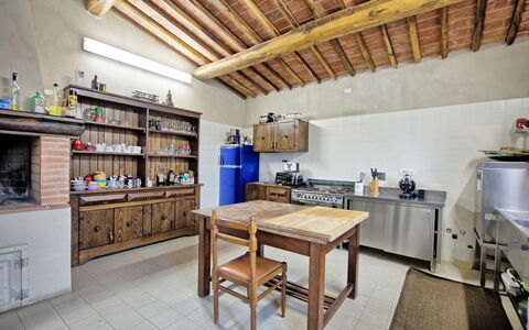 Villa Marginone: Propiedad, Habitación, Edificio, Mueble, Diseño De Interiores, Bienes Raíces, Techo, Casa, Desván, Cocina