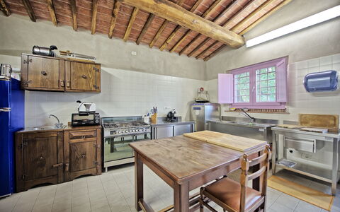 Villa Marginone: Habitación, Propiedad, Mueble, Cocina, Edificio, Diseño De Interiores, Mostrador, Gabinetes, Casa, Suelo