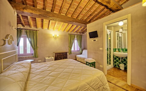 Villa Marginone: Habitación, Habitación, Propiedad, Mueble, Techo, Cama, Edificio, Diseño De Interiores, Sábana, Suite