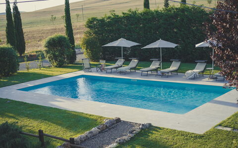 Villa Cassia: Piscina, Propiedad, Ocio, Casa, Hierba, Bienes Raíces, Edificio, Recurso, Árbol, Arquitectura