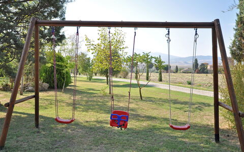 Villa Cassia: Columpio, Equipo De Juego Exterior, Patio De Recreo, Espacio Publico, Hierba, Árbol, Sombra, Arquitectura, Recreación, Jugar