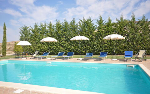 Villa Cassia: Piscina, Propiedad, Recurso, Vacaciones, Ocio, Bienes Raíces, Edificio, Cielo, Casa, Departamento