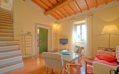 Collina 4: Habitación, Propiedad, Edificio, Mueble, Casa, Diseño De Interiores, Techo, Sala, Suelo, Bienes Raíces