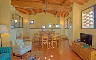 Collina 1: Habitación, Edificio, Propiedad, Mueble, Diseño De Interiores, Suelo, Madera Dura, Techo, Sala, Haz