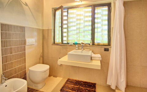 Villa Diletta: Baño, Habitación, Propiedad, Diseño De Interiores, Arreglo De Tubería, Edificio, Loseta, Suelo, Arquitectura, La Luz Del Día