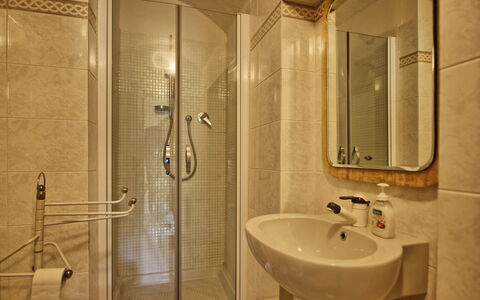 Villa Buonaparte: Baño, Habitación, Propiedad, Arreglo De Tubería, Loseta, Diseño De Interiores, Grifo, Ducha, Arquitectura, Puerta De La Ducha