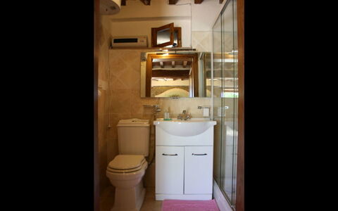 La Casina del Bosco: Baño, Habitación, Propiedad, Mueble De Baño, Arreglo De Tubería, Casa, Arquitectura, Lavabo, Baño, Diseño De Interiores