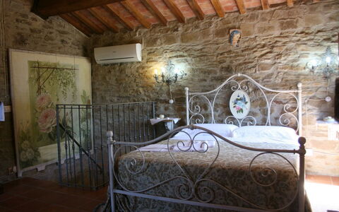 La Casina del Bosco: Habitación, Habitación, Propiedad, Marco De La Cama, Cama, Edificio, Mueble, Diseño De Interiores, Casa, Sábana