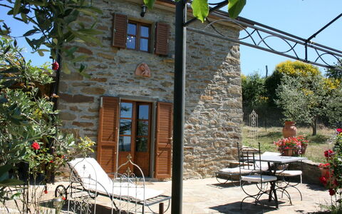 La Casina del Bosco: Planta, Edificio, Mueble, Propiedad, Mesa, Ventana, Silla, Sombra, Cabaña, Mueble Para Exteriores