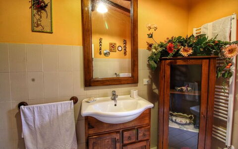 Civitella: Baño, Habitación, Propiedad, Mueble De Baño, Edificio, Diseño De Interiores, Mueble, Bienes Raíces, Casa, Accesorio De Baño