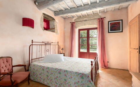 Villa Ferdinando: Mueble, Pared, Piso, Diseño De Interiores, Habitación, Cama, Suelo, Rosado, Linos, Techo